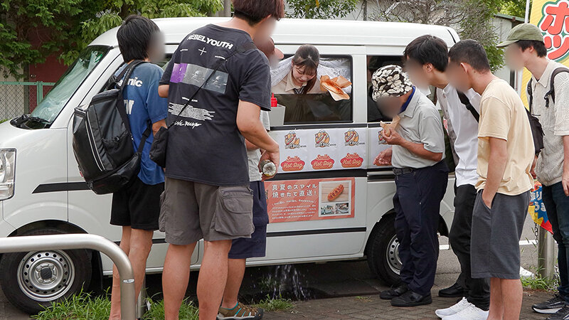 「人気 AV 女優が挑戦！イカサレ屋台の中で 潮吹きながらホットドッグ売ってください！逢月ひまり 小坂ひまり」のサンプル画像15枚目