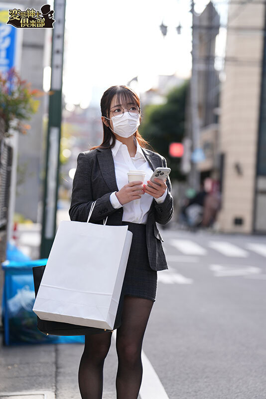 「【素人OL】地味メガネの巨乳美女を尾行盗撮！アクメ絶頂から中出しまで完全収録」のサムネイル