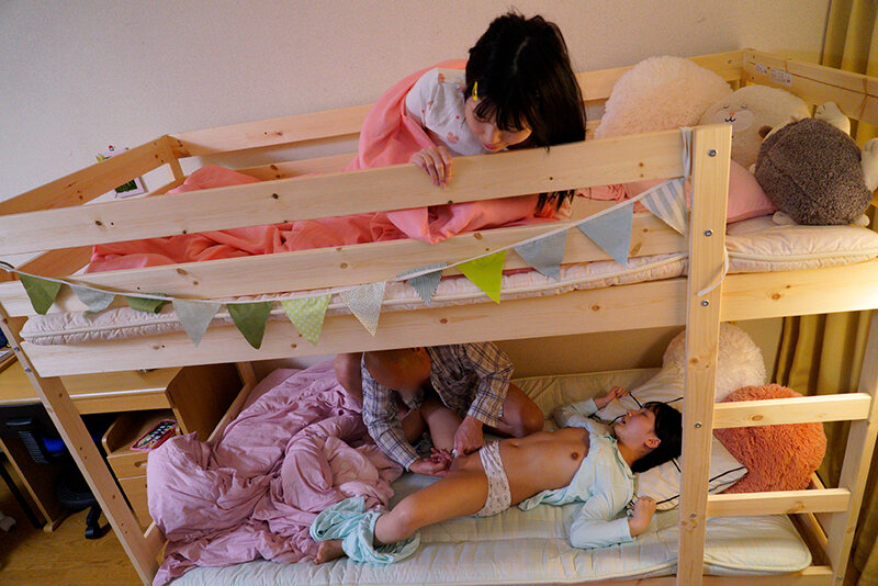 「絶対に手を出してはいけないひよこ女子に媚薬まみれの極悪チ○コで鬼イラマチオ。そして… 食べごろに育った姪っ子姉妹特別編！」のサンプル画像4枚目