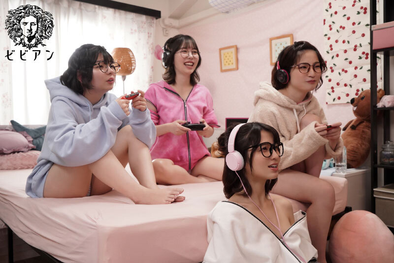 「オタク女子会レズビアン SEXの快感にハマったゲーマー女子が無課金でイキまくり絶頂コンティニュー超乱交！ 倉本すみれ 百瀬あすか 市井結夏 姫野らん」のサンプル画像10枚目
