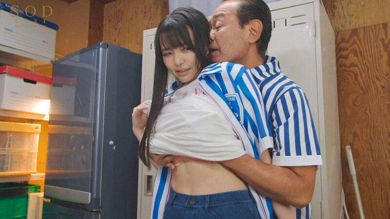 「際どいグラビアアイドルをしてた経歴を内定先にバラすと脅されて、大嫌いな店長のいいなりに… 恋渕ももな」のサンプル画像5枚目